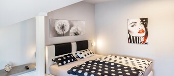 Apartment 'Above the Pub' with Wi-Fi and Air Conditioning