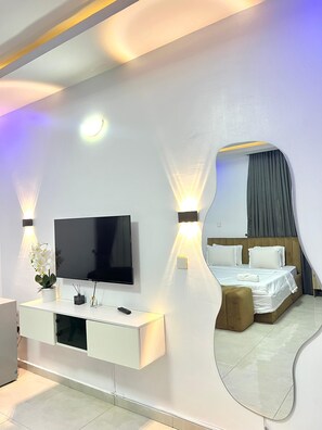 Departamento superior, 2 habitaciones, patio | Espacio para trabajar con laptop y tabla de planchar con plancha