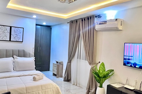 Deluxe Studio Suite, Patio | Egyptian cotton sheets, premium bedding, memory foam beds