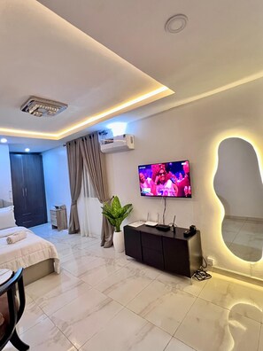 Suite estudio Deluxe, patio | Espacio para trabajar con laptop y tabla de planchar con plancha