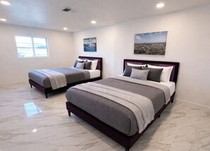 5 bedrooms, desk, free WiFi, bed sheets - Designer luxury villa near the Strip (Henderson)