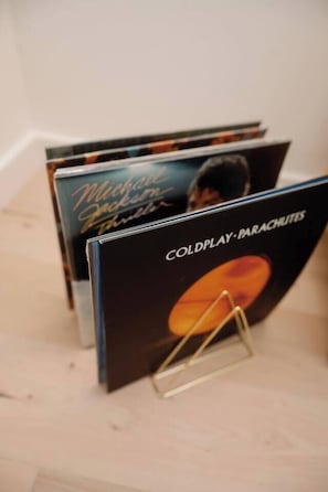 En hög med cd-skivor på ett ställ, där texten ”Michael Jackson” och ”Coldplay – Parachutes” syns.