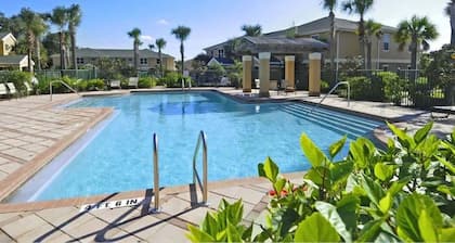 Cozy Furnished Room, Community Pool, with Desk & Smart TV Near Honeymoon Island