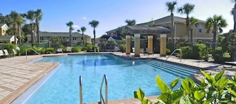 Cozy Furnished Room, Community Pool, with Desk & Smart TV Near Honeymoon Island