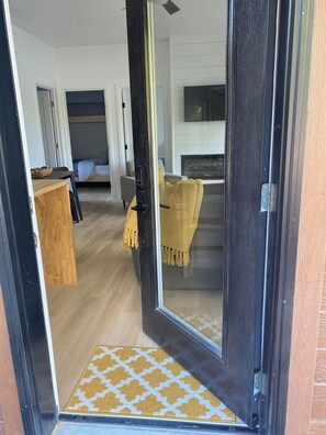 Interior - Gorgeous lakeside 2-bedroom cottage in Seeley's Bay perfect for relaxing getaway (Seeley's Bay)