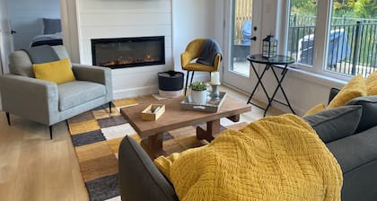 Gorgeous lakeside 2-bedroom cottage in Seeley's Bay perfect for relaxing getaway