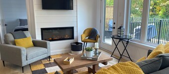 Gorgeous lakeside 2-bedroom cottage in Seeley's Bay perfect for relaxing getaway