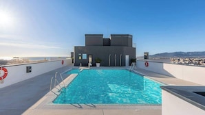 A rooftop pool with a clear view of the cityscape and mountains in the background. - Apartamento Malaga Towers - DolmenGroup (Málaga)