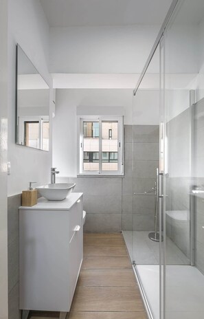 Shower, hair dryer, towels, shampoo - Modern Apartment in the Heart of Marbella (Marbella)