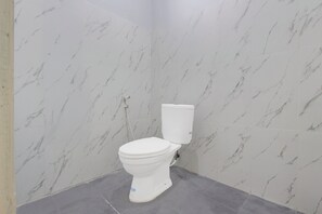 Standard Twin Room | Bathroom | Shower - Hotel O near Plaza Ambarukmo formerly (Banguntapan)