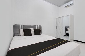 Standard Double Room | Bed sheets - Hotel O near Plaza Ambarukmo formerly (Banguntapan)