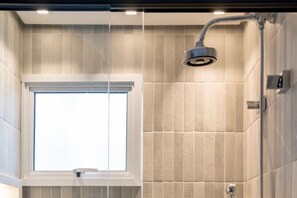 Apartment | Badezimmer | Kostenlose Toilettenartikel, Haartrockner, Handtücher, Seife