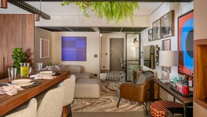 A modern interior with a dining area, seating, a kitchen, and a bathroom. - Flat de 100m2 com Serviço de Camareira (Sao Paulo)