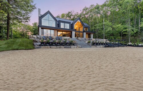 Lake Joseph Beach house - Bringing the Caribbean to Muskoka