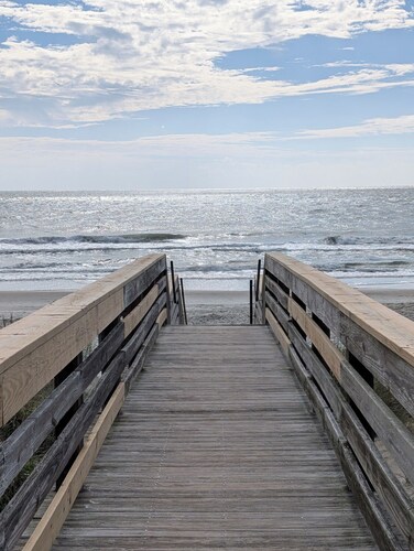 True Blue Lux 2 bedroom Condo with view. 5 mins to Beach, Restaurants, Shopping.