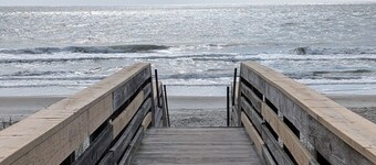 True Blue Lux 2 bedroom Condo with view. 5 mins to Beach, Restaurants, Shopping.