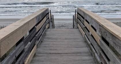 True Blue Lux 2 bedroom Condo with view. 5 mins to Beach, Restaurants, Shopping.