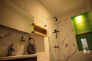 Shower, towels, soap, toilet paper - 15min from downtown,20min airport,5min walking cenote corazon & ZAMNA Festival. (Aldea Tulum)
