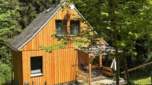 A wooden cabin with a sloped roof, a window, and a small porch area. - Vacation with Dog – Holiday Home for up to 5 Guests (Friedrichroda)