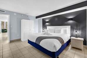 1 dormitorio, tabla de planchar con plancha, ropa de cama