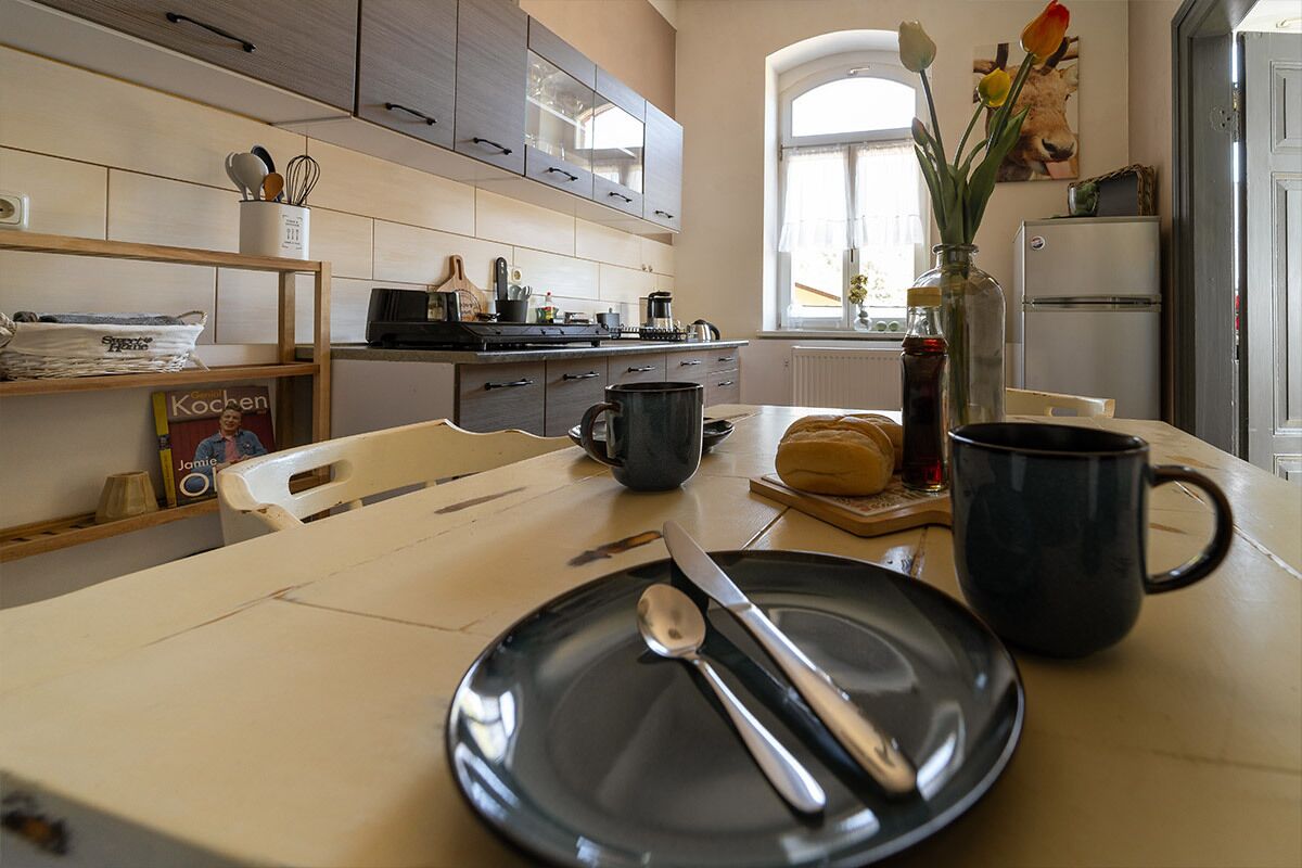 Kühlschrank, Herdplatte, Wasserkocher mit Kaffee-/Teezubehör, Toaster
