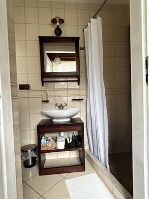 Standaard kamer, 1 twee- of 2 eenpersoonsbedden, uitzicht op tuin | Badkamer