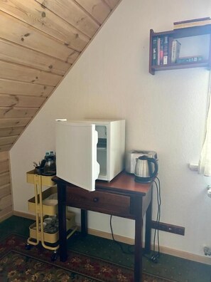 Habitación triple estándar, vista al jardín | Interior