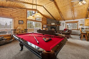 Game room - Pinecone Lodge (Big Bear City)