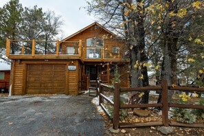 Casa básica, sacada, vista para a montanha | Fachada