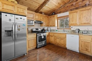 Casa básica, sacada, vista para a montanha | Cozinha privada