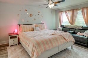 3 bedrooms, WiFi, bed sheets - Pink Shores, Family & Pet-Friendly PCB Retreat (Panama City Beach)