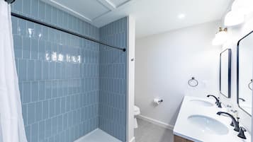 Douche, sèche-cheveux, serviettes fournies