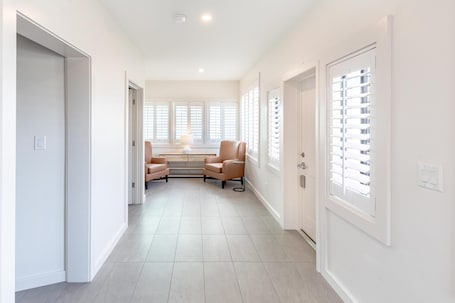 Interior. The Palmetto Inn - Angelfish - King Studio