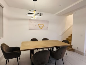 Dining - Remodeled House - 15 Minutes from the Beach (Signal Hill)