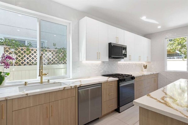Private kitchen - Remodeled House - 15 Minutes from the Beach (Signal Hill)