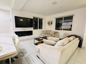 Living area - Remodeled House - 15 Minutes from the Beach (Signal Hill)