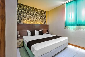 Deluxe Suite | Free WiFi, bed sheets - Townhouse Oak near Stasiun Purwosari for (Baki)