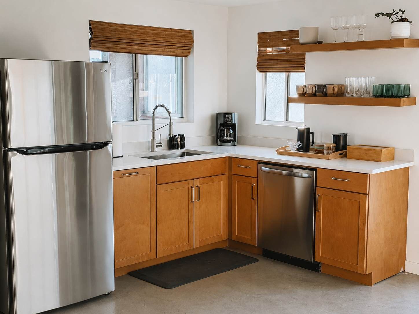 Een moderne keuken met roestvrijstalen apparatuur, houten kastjes en een koffiezetapparaat.