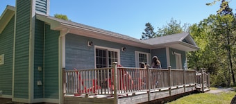 Two-Bedroom Two-Bathroom Vacation Home - Pet Friendly!