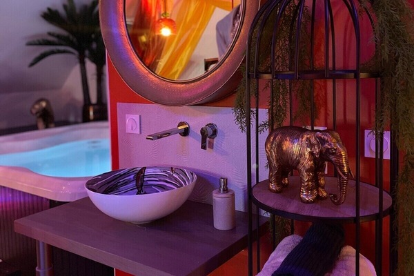 vue sur lavabo et spa