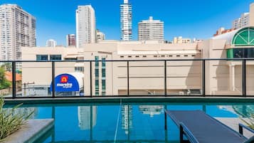 Apartamento básico | Piscina | Una piscina al aire libre