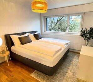 Room - Cozy Lugano Retreat with Attractions, Pool & Beach (Paradiso)