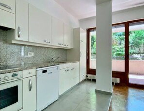 Private kitchen - Cozy Lugano Retreat with Attractions, Pool & Beach (Paradiso)