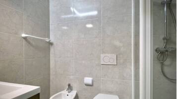 Doccia, bidet, asciugamani