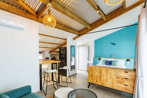 1 bedroom, iron/ironing board, free WiFi, bed sheets - Loft with sea view, A/C and parking (Saint-Pierre)