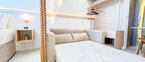 Une chambre à coucher moderne avec un lit, des tables de chevet, une lampe suspendue et une étagère intégrée.