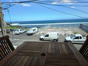 Outdoor dining - Flat with sea view (Saint Pierre)