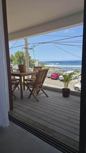 Dining - Flat with sea view (Saint Pierre)