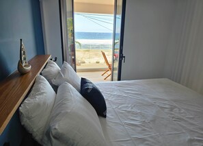 Iron/ironing board, WiFi, bed sheets - Flat with sea view (Saint Pierre)