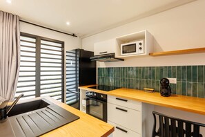Fridge, microwave, oven, stovetop - Studio - First floor (Saint-Pierre)